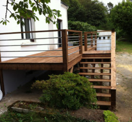 Réalisation d'un terrasse bois traité classe 4 pigmenté marron y compris escalier et balustre bois inox